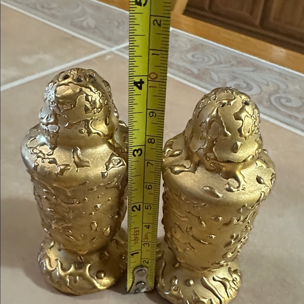 VTG Elegant Gold Textured Salt and Pepper Shakers - Picture 7 of 7